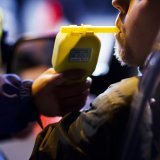 Selon une étude internationale, 23% des Suisses affirment avoir conduit au moins une fois après avoir consommé de l'alcool au cours des 30 derniers jours (image d'illustration). KEYSTONE/VALENTIN FLAURAUD